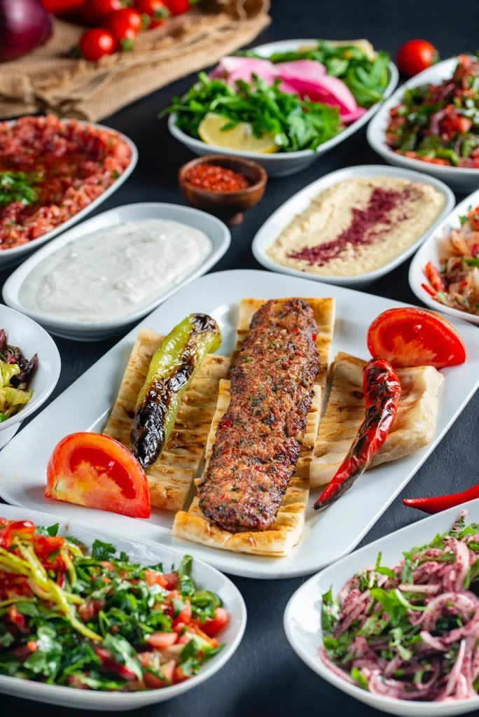 Adana Beyti kebap ve masayı tamamlayan ikramlar