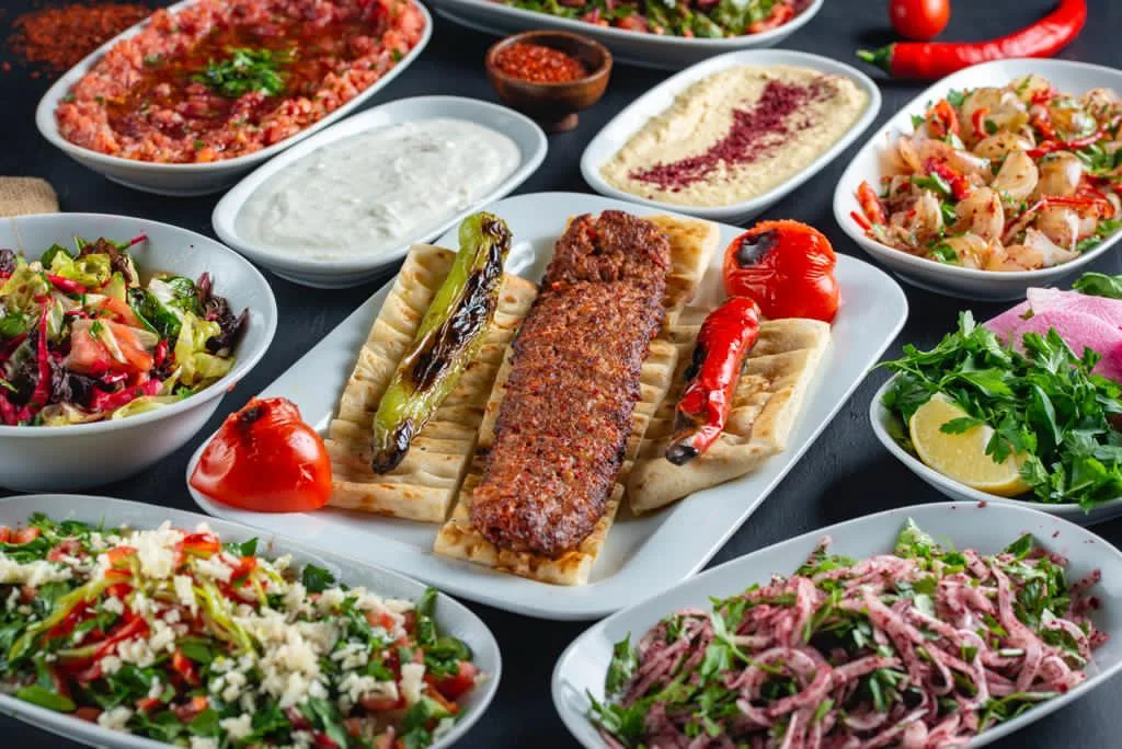 Adana kebabı, salatalar ve ikramlar