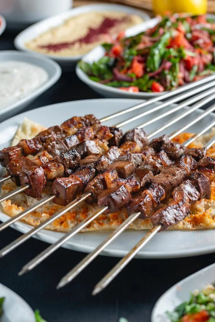 Kömür ateşinde pişirilmiş ciğer şiş tabağı